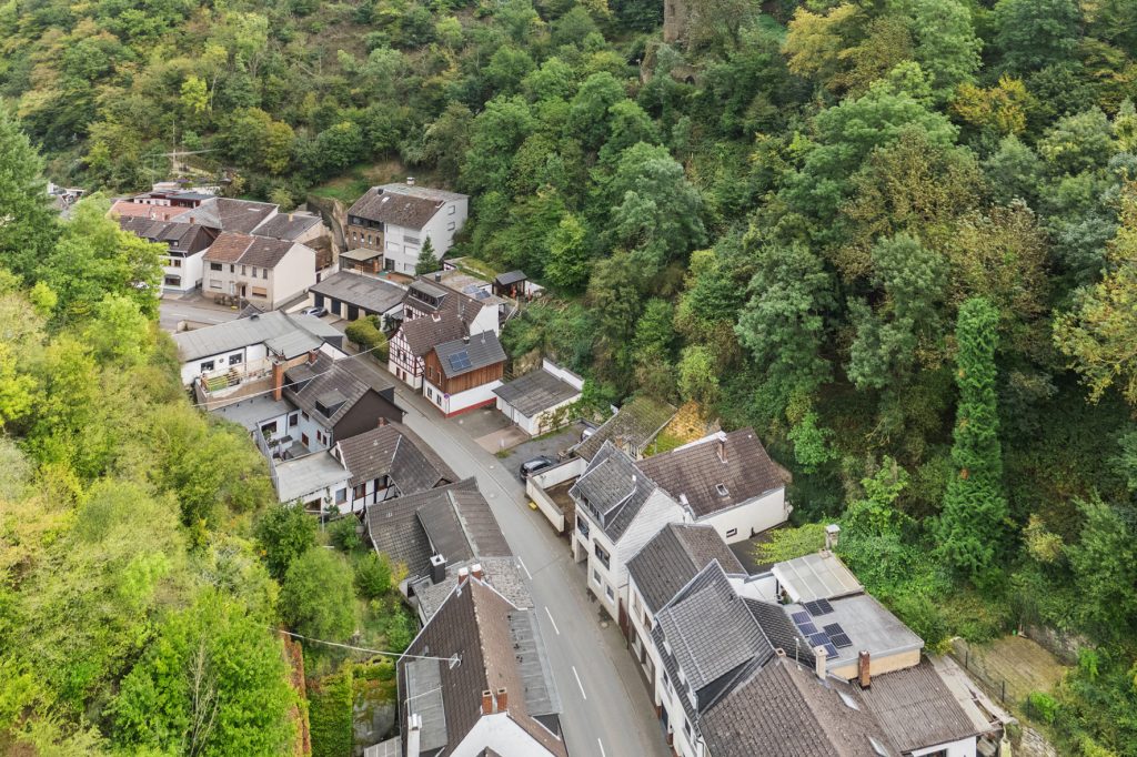Gütelhöfer Immobilien - Immobilienangebot - Altenahr - Alle - *NEUER PREIS!* Multifunktionales teilsaniertes Einfamilienhaus mit Potenzial u. Stellplatzgrundstück
