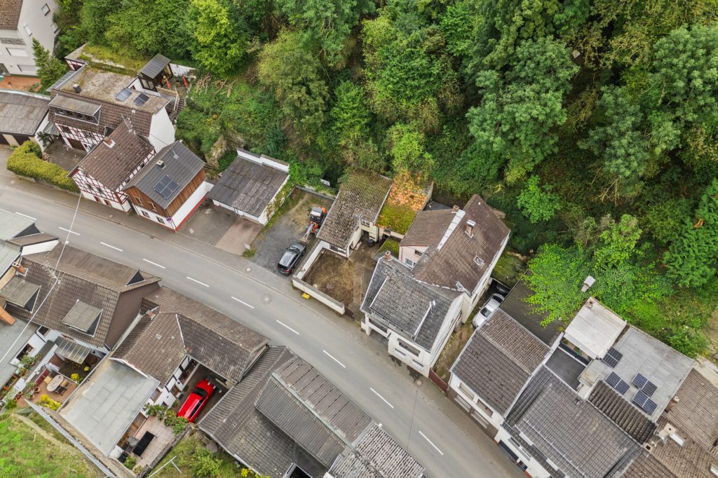 Gütelhöfer Immobilien - Immobilienangebot - Altenahr - Alle - *NEUER PREIS!* Multifunktionales teilsaniertes Einfamilienhaus mit Potenzial u. Stellplatzgrundstück