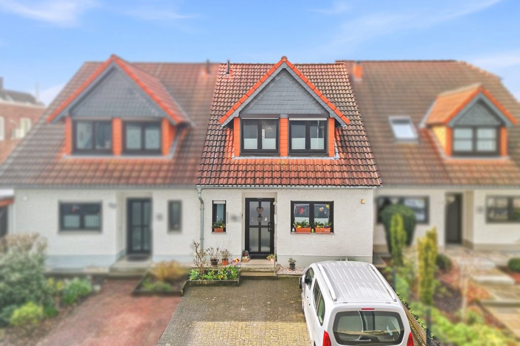 Gütelhöfer Immobilien - Immobilienangebot - Rheinbach - Alle - Solide vermietetes Reihenmittelhaus mit Garten, Terrasse und zwei Stellplätzen in Rheinbach / Stadt