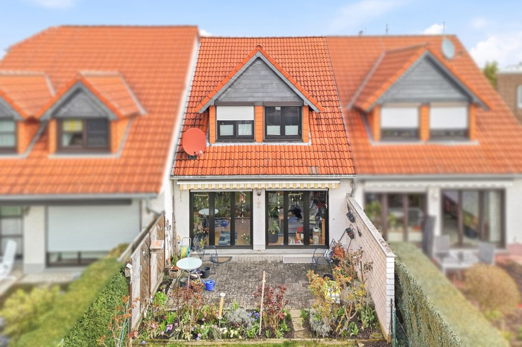 Gütelhöfer Immobilien - Immobilienangebot - Rheinbach - Alle - Solide vermietetes Reihenmittelhaus mit Garten, Terrasse und zwei Stellplätzen in Rheinbach / Stadt