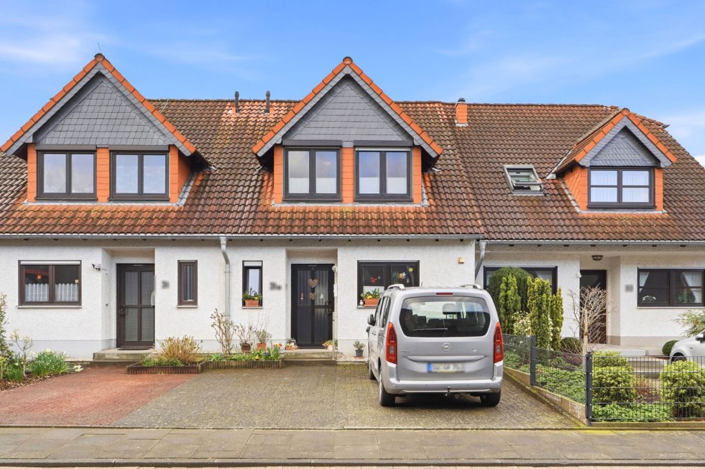 Gütelhöfer Immobilien - Immobilienangebot - Rheinbach - Alle - Solide vermietetes Reihenmittelhaus mit Garten, Terrasse und zwei Stellplätzen in Rheinbach / Stadt