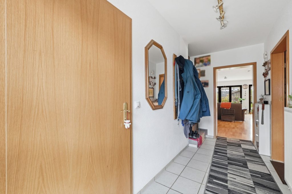 Gütelhöfer Immobilien - Immobilienangebot - Rheinbach - Alle - Solide vermietetes Reihenmittelhaus mit Garten, Terrasse und zwei Stellplätzen in Rheinbach / Stadt