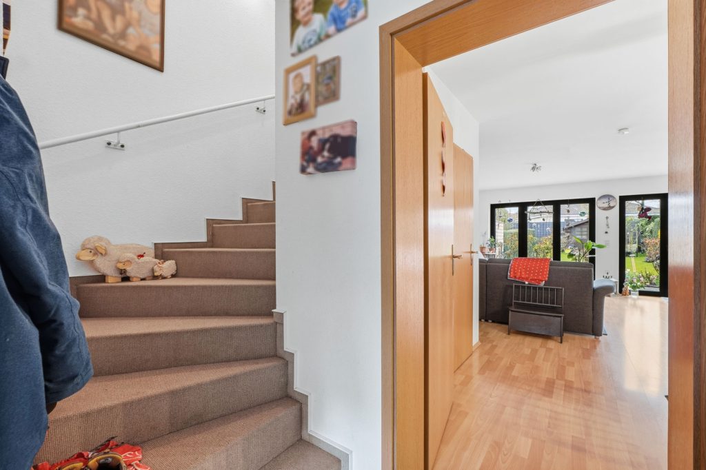 Gütelhöfer Immobilien - Immobilienangebot - Rheinbach - Alle - Solide vermietetes Reihenmittelhaus mit Garten, Terrasse und zwei Stellplätzen in Rheinbach / Stadt