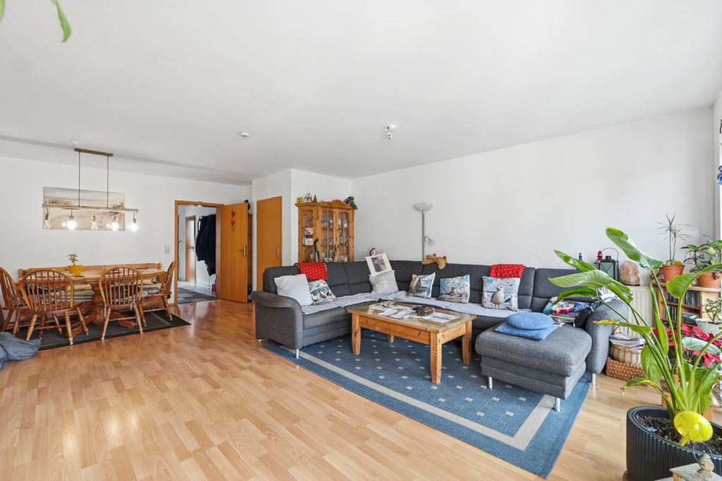 Gütelhöfer Immobilien - Immobilienangebot - Rheinbach - Alle - Solide vermietetes Reihenmittelhaus mit Garten, Terrasse und zwei Stellplätzen in Rheinbach / Stadt