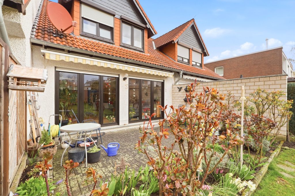 Gütelhöfer Immobilien - Immobilienangebot - Rheinbach - Alle - Solide vermietetes Reihenmittelhaus mit Garten, Terrasse und zwei Stellplätzen in Rheinbach / Stadt