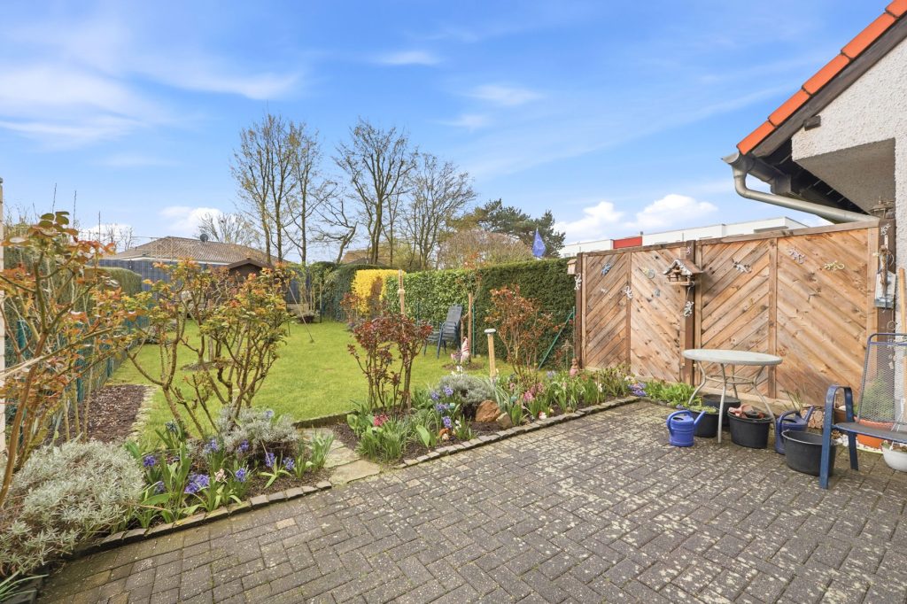 Gütelhöfer Immobilien - Immobilienangebot - Rheinbach - Alle - Solide vermietetes Reihenmittelhaus mit Garten, Terrasse und zwei Stellplätzen in Rheinbach / Stadt
