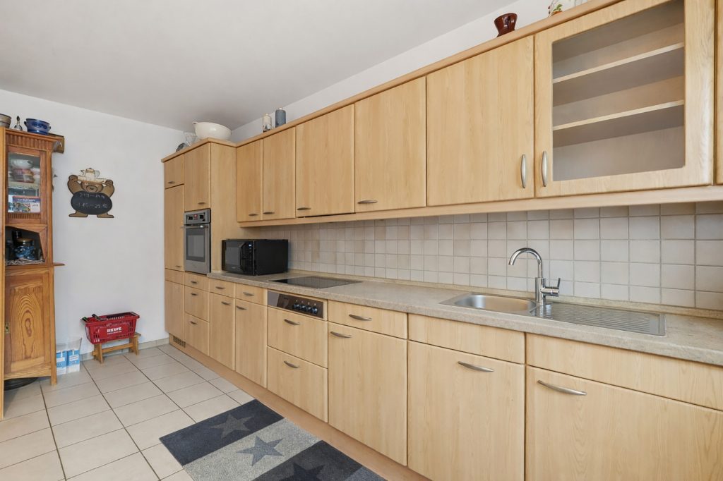 Gütelhöfer Immobilien - Immobilienangebot - Rheinbach - Alle - Solide vermietetes Reihenmittelhaus mit Garten, Terrasse und zwei Stellplätzen in Rheinbach / Stadt