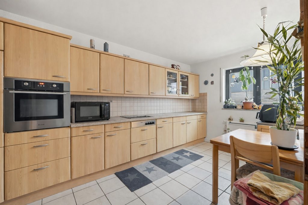 Gütelhöfer Immobilien - Immobilienangebot - Rheinbach - Alle - Solide vermietetes Reihenmittelhaus mit Garten, Terrasse und zwei Stellplätzen in Rheinbach / Stadt