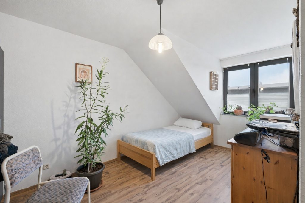 Gütelhöfer Immobilien - Immobilienangebot - Rheinbach - Alle - Solide vermietetes Reihenmittelhaus mit Garten, Terrasse und zwei Stellplätzen in Rheinbach / Stadt