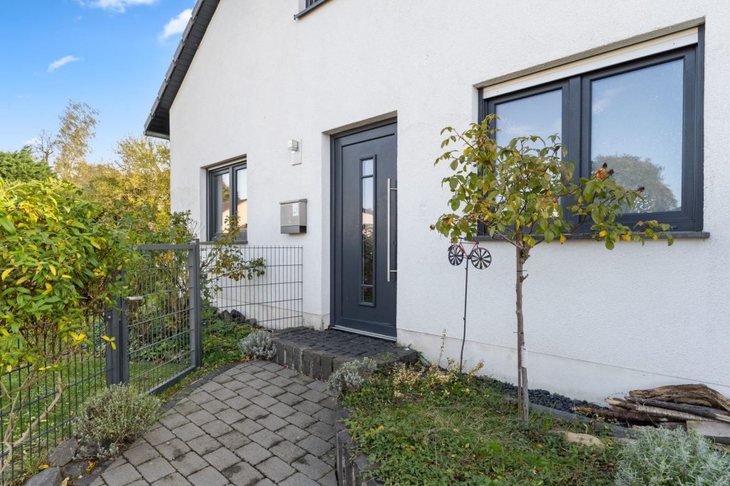 Gütelhöfer Immobilien - Immobilienangebot - Swisttal / Heimerzheim - Alle - NEUER PREIS! Energieeffizientes KfW-55-Haus mit Garage, Einbauküche, Sauna und Pool in Heimerzheim