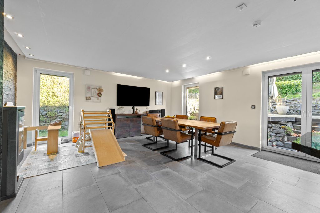 Gütelhöfer Immobilien - Immobilienangebot - Swisttal / Heimerzheim - Alle - NEUER PREIS! Energieeffizientes KfW-55-Haus mit Garage, Einbauküche, Sauna und Pool in Heimerzheim