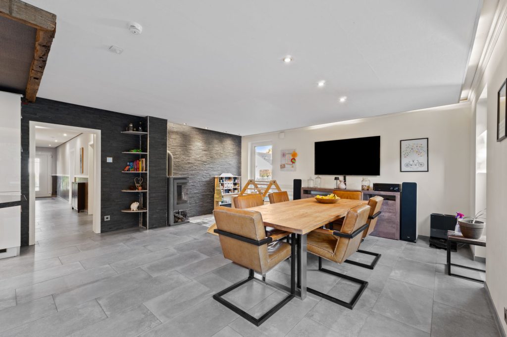 Gütelhöfer Immobilien - Immobilienangebot - Swisttal / Heimerzheim - Alle - NEUER PREIS! Energieeffizientes KfW-55-Haus mit Garage, Einbauküche, Sauna und Pool in Heimerzheim