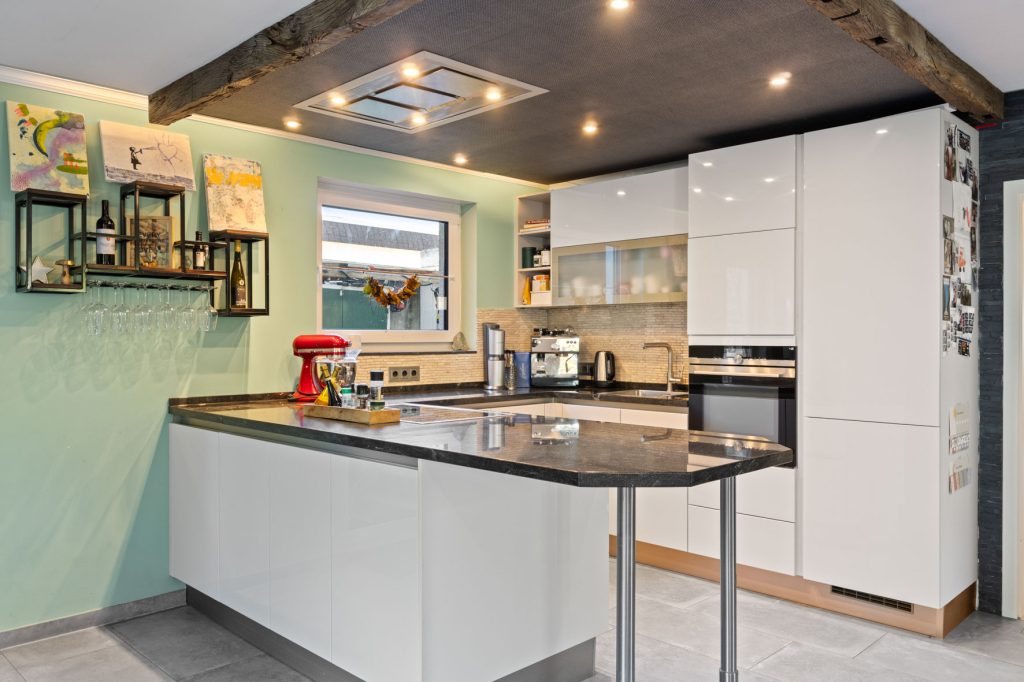 Gütelhöfer Immobilien - Immobilienangebot - Swisttal / Heimerzheim - Alle - NEUER PREIS! Energieeffizientes KfW-55-Haus mit Garage, Einbauküche, Sauna und Pool in Heimerzheim