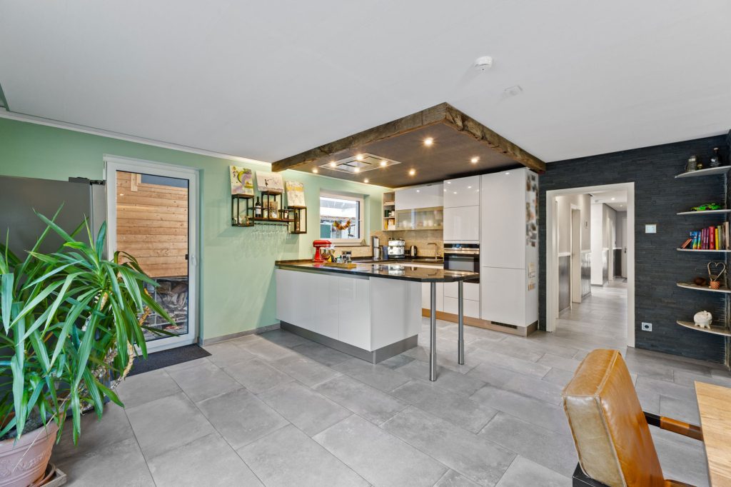 Gütelhöfer Immobilien - Immobilienangebot - Swisttal / Heimerzheim - Alle - NEUER PREIS! Energieeffizientes KfW-55-Haus mit Garage, Einbauküche, Sauna und Pool in Heimerzheim