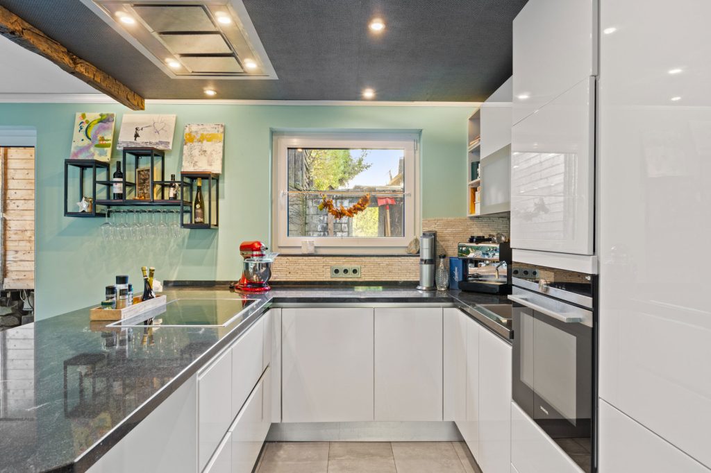 Gütelhöfer Immobilien - Immobilienangebot - Swisttal / Heimerzheim - Alle - NEUER PREIS! Energieeffizientes KfW-55-Haus mit Garage, Einbauküche, Sauna und Pool in Heimerzheim