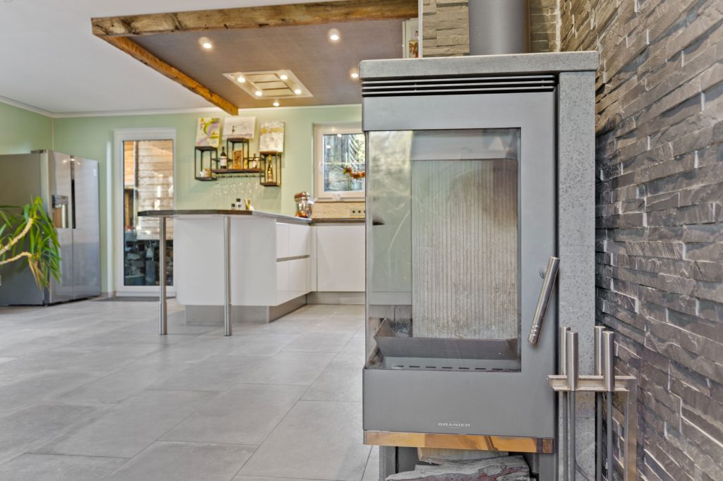 Gütelhöfer Immobilien - Immobilienangebot - Swisttal / Heimerzheim - Alle - NEUER PREIS! Energieeffizientes KfW-55-Haus mit Garage, Einbauküche, Sauna und Pool in Heimerzheim