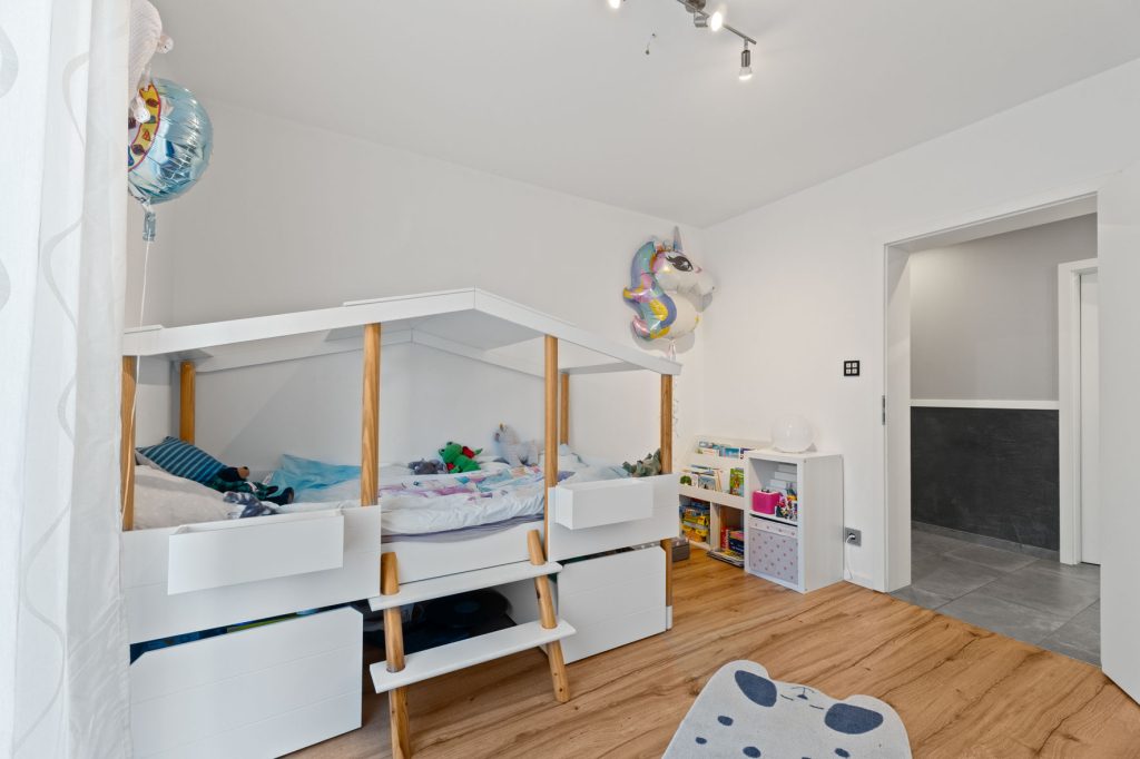 Gütelhöfer Immobilien - Immobilienangebot - Swisttal / Heimerzheim - Alle - NEUER PREIS! Energieeffizientes KfW-55-Haus mit Garage, Einbauküche, Sauna und Pool in Heimerzheim
