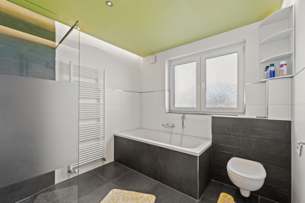 Gütelhöfer Immobilien - Immobilienangebot - Swisttal / Heimerzheim - Alle - NEUER PREIS! Energieeffizientes KfW-55-Haus mit Garage, Einbauküche, Sauna und Pool in Heimerzheim