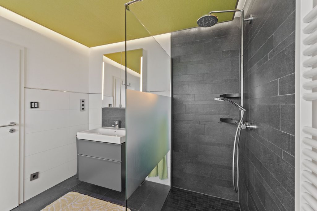 Gütelhöfer Immobilien - Immobilienangebot - Swisttal / Heimerzheim - Alle - NEUER PREIS! Energieeffizientes KfW-55-Haus mit Garage, Einbauküche, Sauna und Pool in Heimerzheim