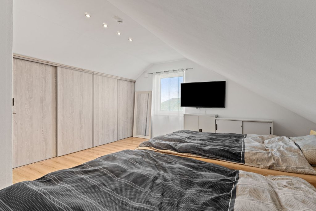 Gütelhöfer Immobilien - Immobilienangebot - Swisttal / Heimerzheim - Alle - NEUER PREIS! Energieeffizientes KfW-55-Haus mit Garage, Einbauküche, Sauna und Pool in Heimerzheim