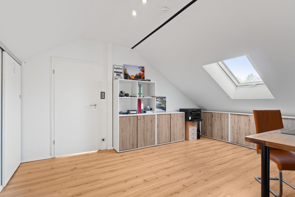 Gütelhöfer Immobilien - Immobilienangebot - Swisttal / Heimerzheim - Alle - NEUER PREIS! Energieeffizientes KfW-55-Haus mit Garage, Einbauküche, Sauna und Pool in Heimerzheim
