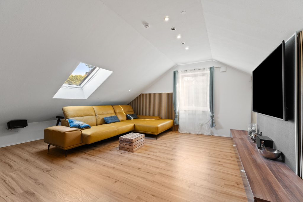 Gütelhöfer Immobilien - Immobilienangebot - Swisttal / Heimerzheim - Alle - NEUER PREIS! Energieeffizientes KfW-55-Haus mit Garage, Einbauküche, Sauna und Pool in Heimerzheim