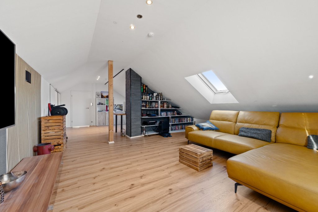 Gütelhöfer Immobilien - Immobilienangebot - Swisttal / Heimerzheim - Alle - NEUER PREIS! Energieeffizientes KfW-55-Haus mit Garage, Einbauküche, Sauna und Pool in Heimerzheim