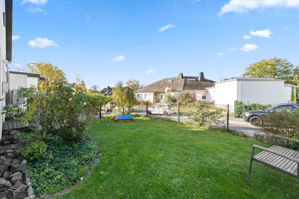 Gütelhöfer Immobilien - Immobilienangebot - Swisttal / Heimerzheim - Alle - NEUER PREIS! Energieeffizientes KfW-55-Haus mit Garage, Einbauküche, Sauna und Pool in Heimerzheim