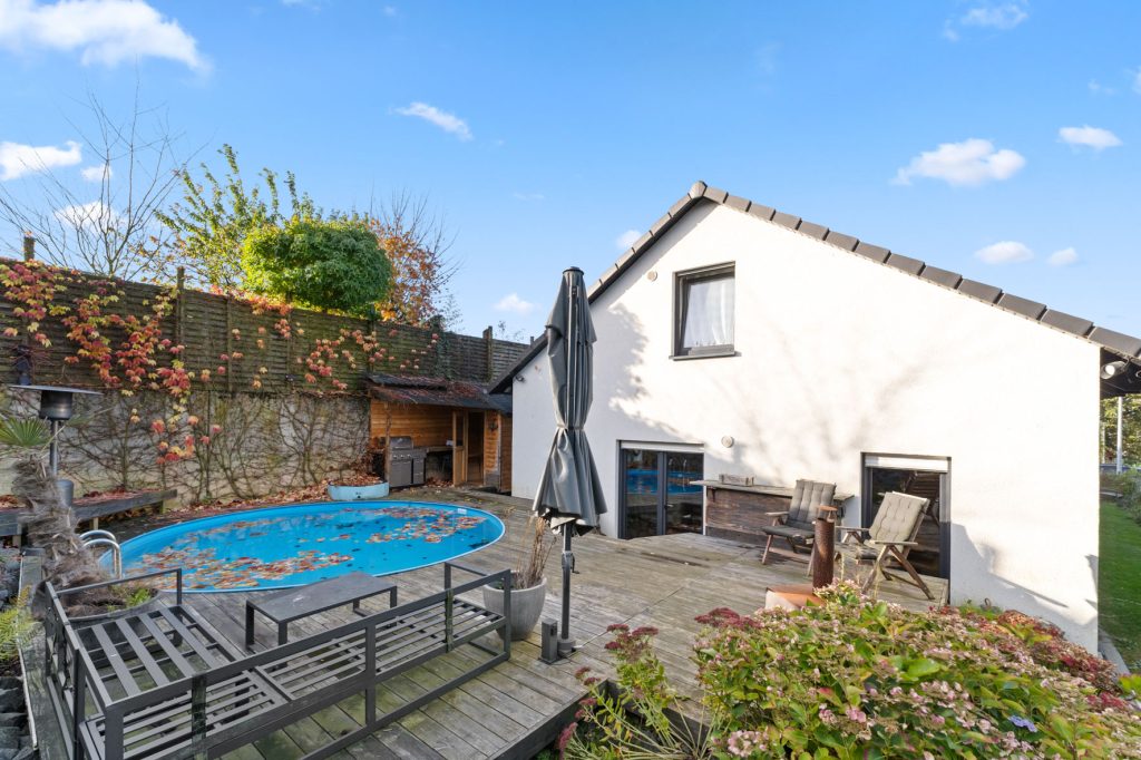 Gütelhöfer Immobilien - Immobilienangebot - Swisttal / Heimerzheim - Alle - NEUER PREIS! Energieeffizientes KfW-55-Haus mit Garage, Einbauküche, Sauna und Pool in Heimerzheim