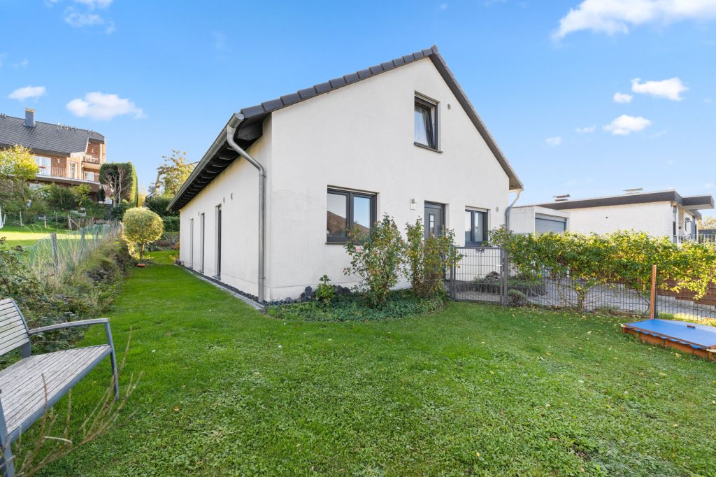 Gütelhöfer Immobilien - Immobilienangebot - Swisttal / Heimerzheim - Alle - NEUER PREIS! Energieeffizientes KfW-55-Haus mit Garage, Einbauküche, Sauna und Pool in Heimerzheim