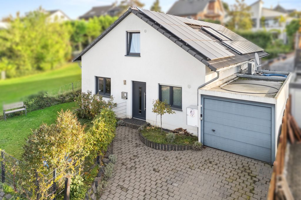 Gütelhöfer Immobilien - Immobilienangebot - Swisttal / Heimerzheim - Alle - NEUER PREIS! Energieeffizientes KfW-55-Haus mit Garage, Einbauküche, Sauna und Pool in Heimerzheim