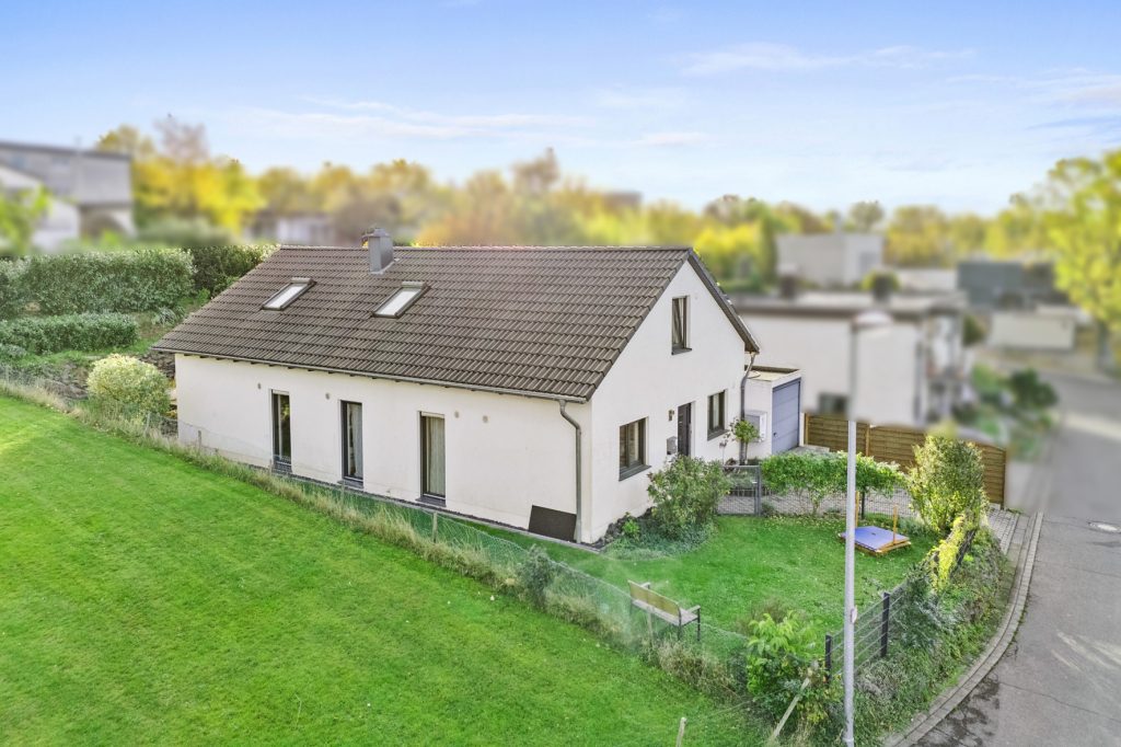 Gütelhöfer Immobilien - Immobilienangebot - Swisttal / Heimerzheim - Alle - NEUER PREIS! Energieeffizientes KfW-55-Haus mit Garage, Einbauküche, Sauna und Pool in Heimerzheim
