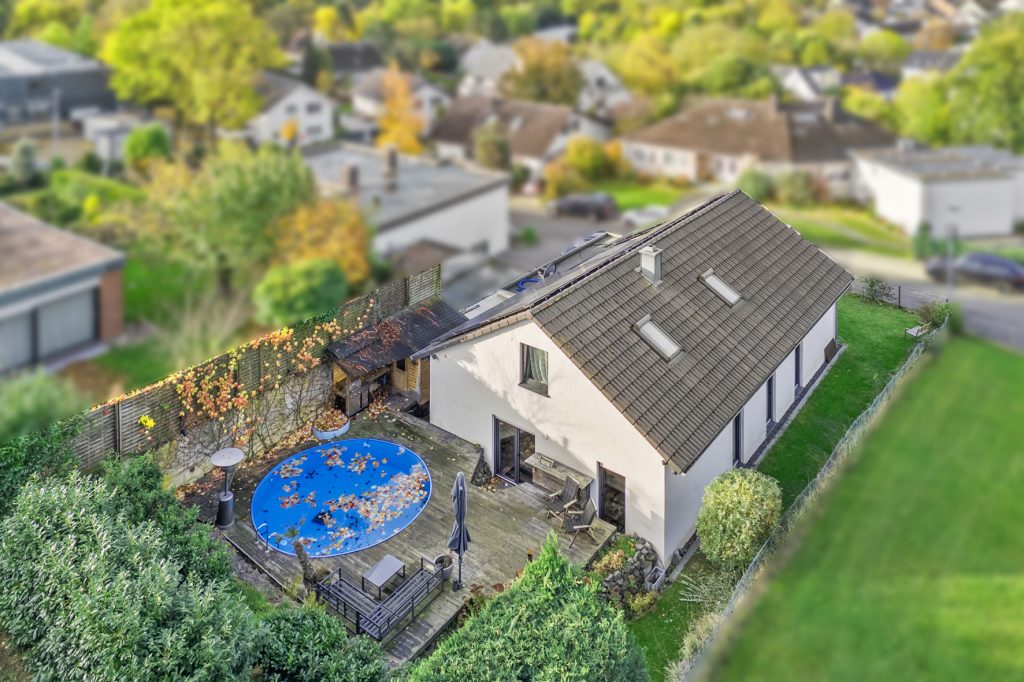 Gütelhöfer Immobilien - Immobilienangebot - Swisttal / Heimerzheim - Alle - NEUER PREIS! Energieeffizientes KfW-55-Haus mit Garage, Einbauküche, Sauna und Pool in Heimerzheim