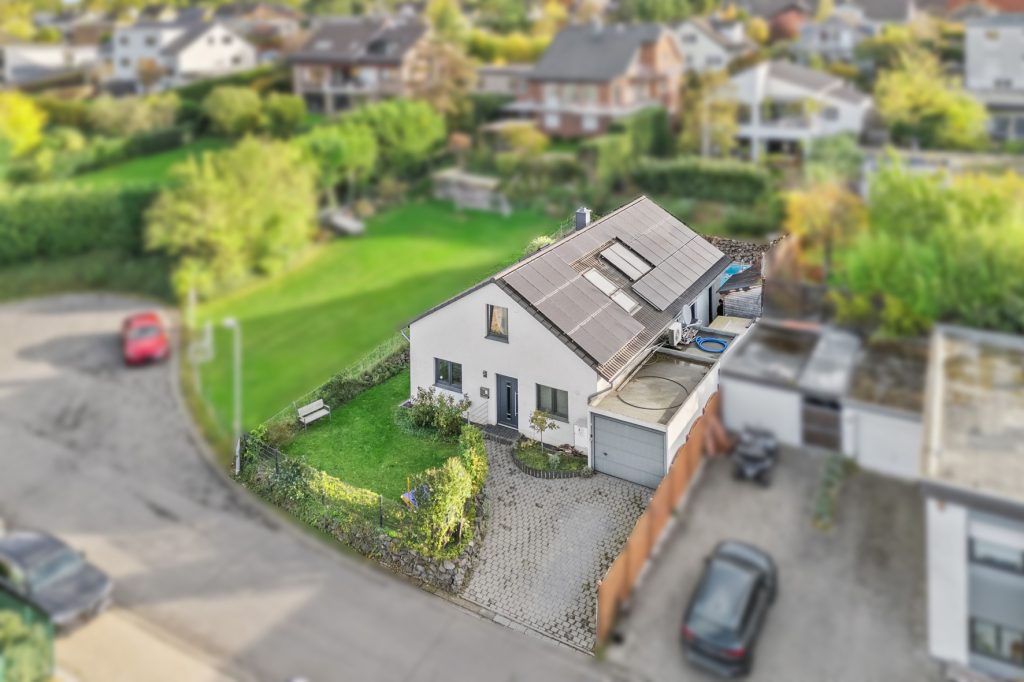 Gütelhöfer Immobilien - Immobilienangebot - Swisttal / Heimerzheim - Alle - NEUER PREIS! Energieeffizientes KfW-55-Haus mit Garage, Einbauküche, Sauna und Pool in Heimerzheim