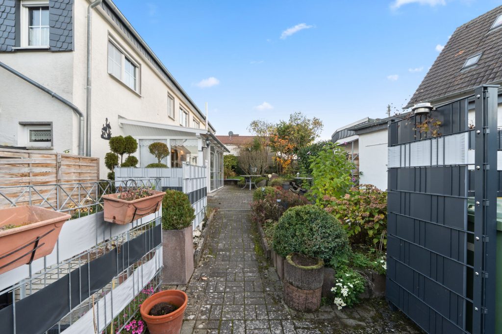 Gütelhöfer Immobilien - Immobilienangebot - Rheinbach / Merzbach - Alle - Zwei auf einen Streich! Zwei modernisierte Einfamilienhäuser mit Garten und Garage in Merzbach