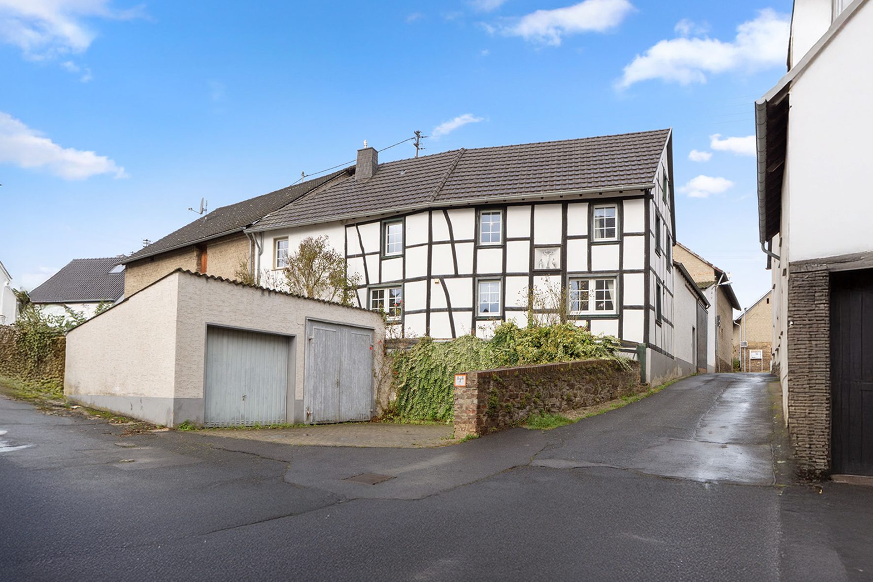 Gütelhöfer Immobilien - Immobilienangebot - Berg - Alle - Viel Platz für Wohnen, Handwerk und Hobby – Charmantes Fachwerkhaus mit Hof, Scheune u. zwei Garagen