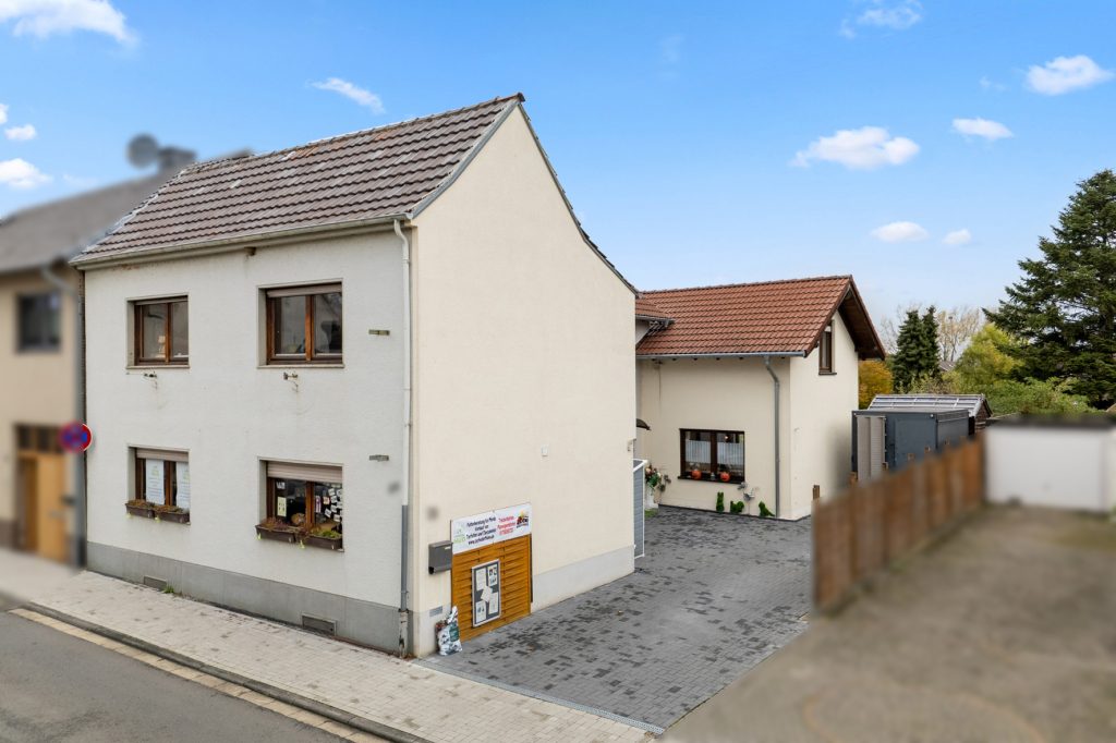 Gütelhöfer Immobilien - Immobilienangebot - Rheinbach / Oberdress - Alle - NEUER PREIS! Großzügiges Einfamilienhaus mit großem Garten, Einbauküche und viel Potenzial