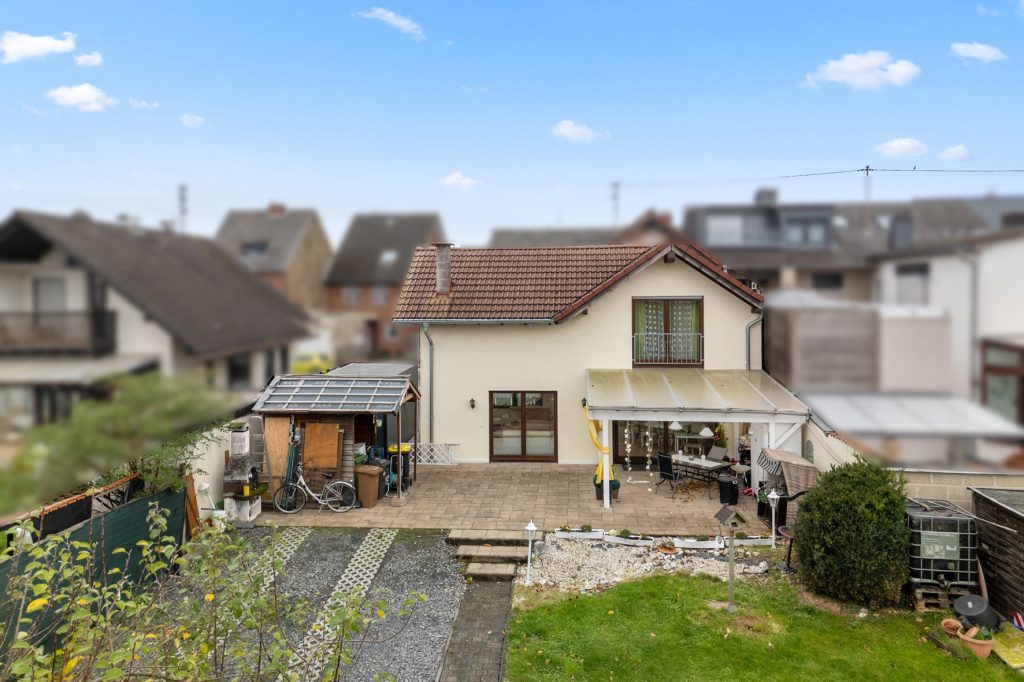 Gütelhöfer Immobilien - Immobilienangebot - Rheinbach / Oberdress - Alle - NEUER PREIS! Großzügiges Einfamilienhaus mit großem Garten, Einbauküche und viel Potenzial