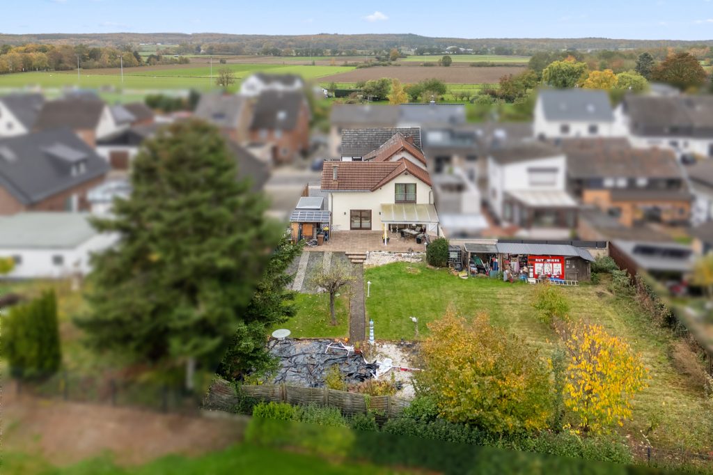 Gütelhöfer Immobilien - Immobilienangebot - Rheinbach / Oberdress - Alle - NEUER PREIS! Großzügiges Einfamilienhaus mit großem Garten, Einbauküche und viel Potenzial