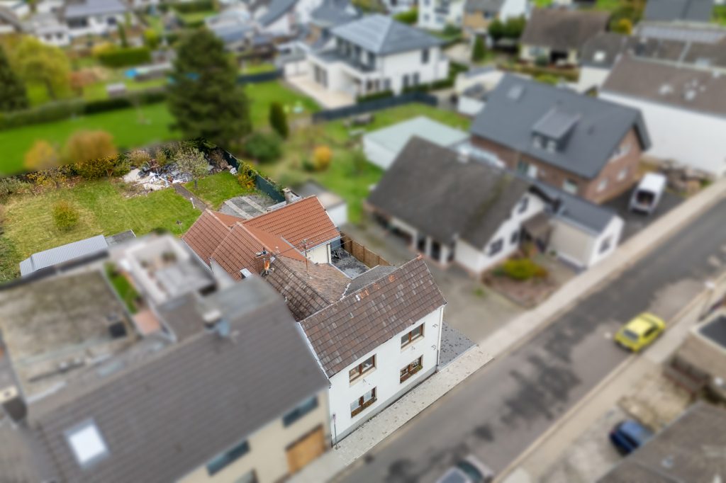 Gütelhöfer Immobilien - Immobilienangebot - Rheinbach / Oberdress - Alle - NEUER PREIS! Großzügiges Einfamilienhaus mit großem Garten, Einbauküche und viel Potenzial