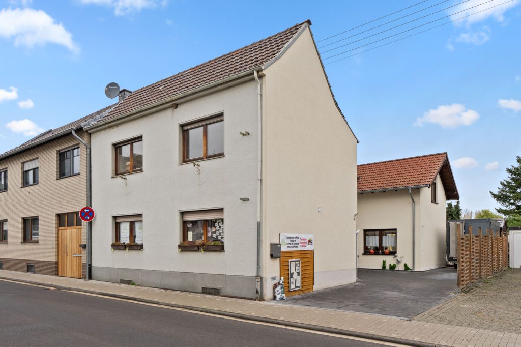 Gütelhöfer Immobilien - Immobilienangebot - Rheinbach / Oberdress - Alle - NEUER PREIS! Großzügiges Einfamilienhaus mit großem Garten, Einbauküche und viel Potenzial