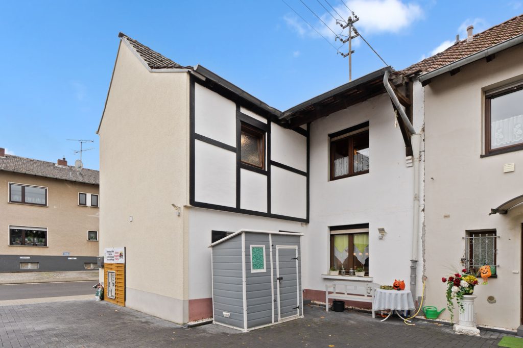 Gütelhöfer Immobilien - Immobilienangebot - Rheinbach / Oberdress - Alle - NEUER PREIS! Großzügiges Einfamilienhaus mit großem Garten, Einbauküche und viel Potenzial