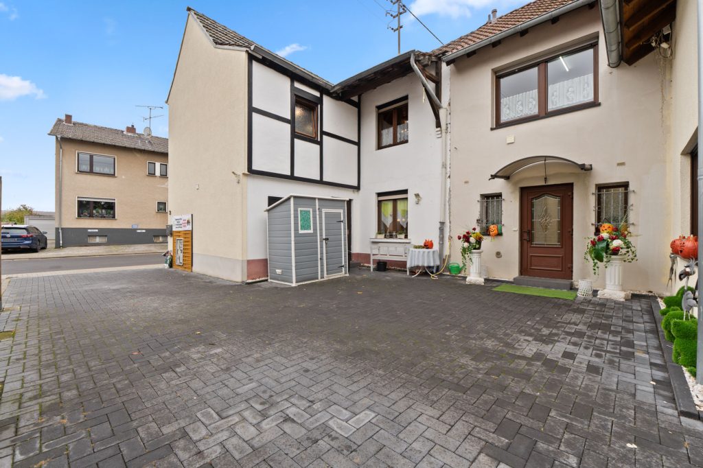 Gütelhöfer Immobilien - Immobilienangebot - Rheinbach / Oberdress - Alle - NEUER PREIS! Großzügiges Einfamilienhaus mit großem Garten, Einbauküche und viel Potenzial