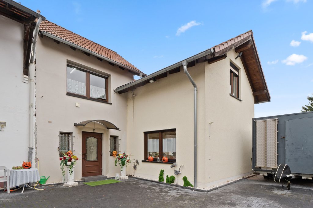 Gütelhöfer Immobilien - Immobilienangebot - Rheinbach / Oberdress - Alle - NEUER PREIS! Großzügiges Einfamilienhaus mit großem Garten, Einbauküche und viel Potenzial