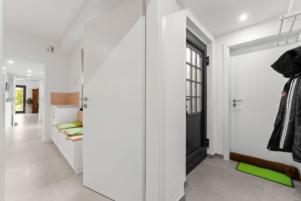Gütelhöfer Immobilien - Immobilienangebot - Rheinbach / Oberdress - Alle - NEUER PREIS! Großzügiges Einfamilienhaus mit großem Garten, Einbauküche und viel Potenzial