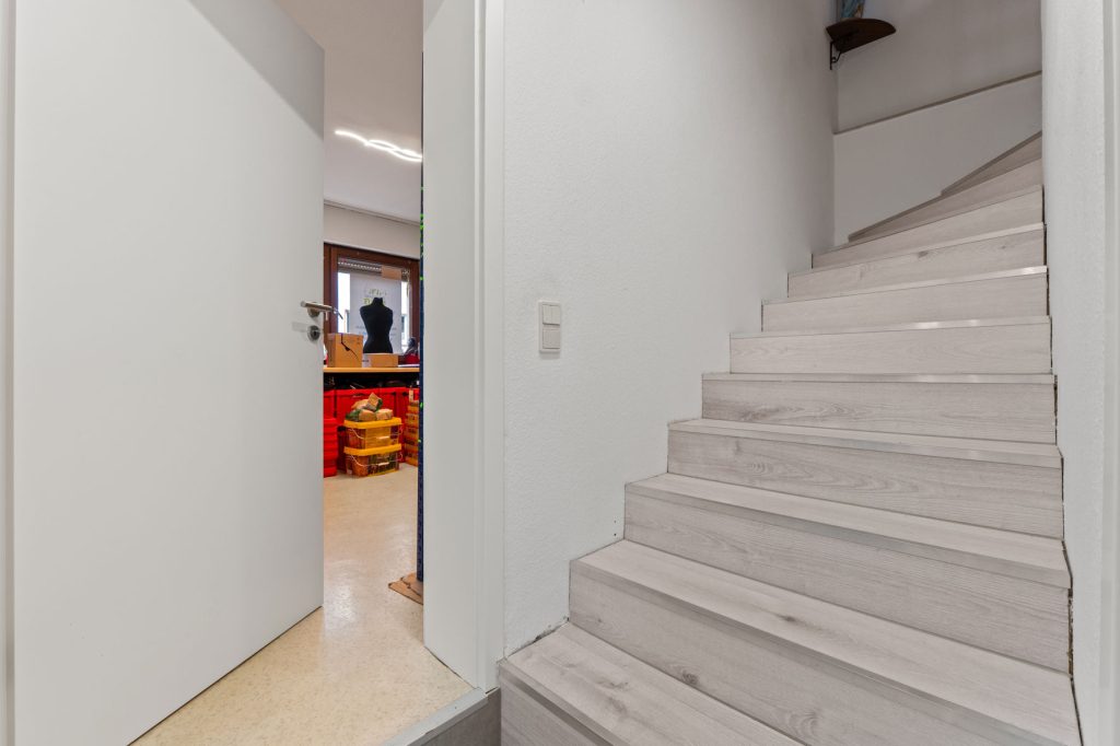 Gütelhöfer Immobilien - Immobilienangebot - Rheinbach / Oberdress - Alle - NEUER PREIS! Großzügiges Einfamilienhaus mit großem Garten, Einbauküche und viel Potenzial