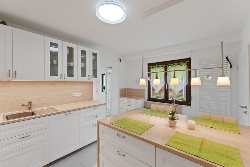 Gütelhöfer Immobilien - Immobilienangebot - Rheinbach / Oberdress - Alle - NEUER PREIS! Großzügiges Einfamilienhaus mit großem Garten, Einbauküche und viel Potenzial