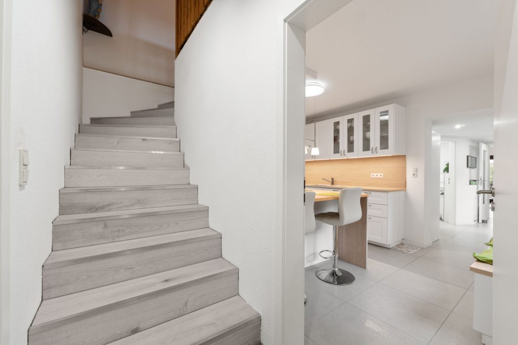 Gütelhöfer Immobilien - Immobilienangebot - Rheinbach / Oberdress - Alle - NEUER PREIS! Großzügiges Einfamilienhaus mit großem Garten, Einbauküche und viel Potenzial