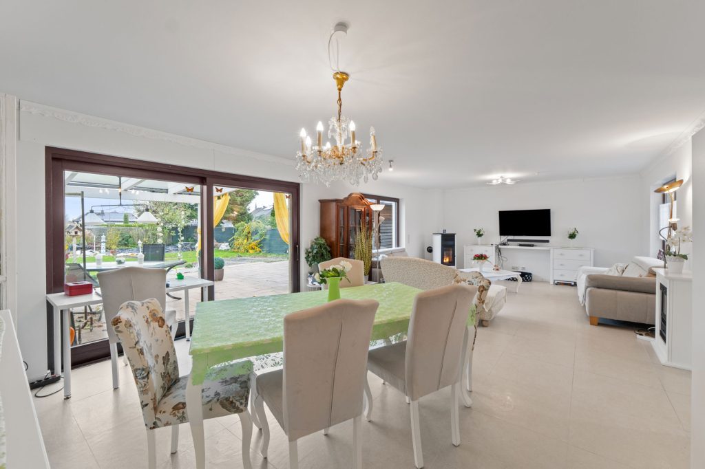 Gütelhöfer Immobilien - Immobilienangebot - Rheinbach / Oberdress - Alle - NEUER PREIS! Großzügiges Einfamilienhaus mit großem Garten, Einbauküche und viel Potenzial