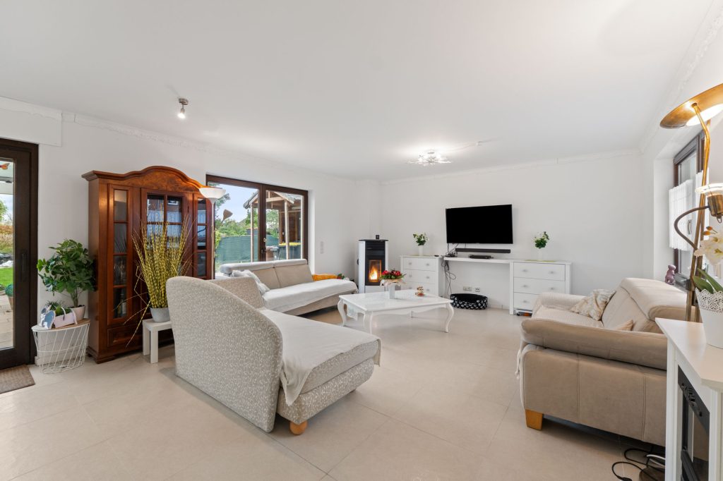Gütelhöfer Immobilien - Immobilienangebot - Rheinbach / Oberdress - Alle - NEUER PREIS! Großzügiges Einfamilienhaus mit großem Garten, Einbauküche und viel Potenzial